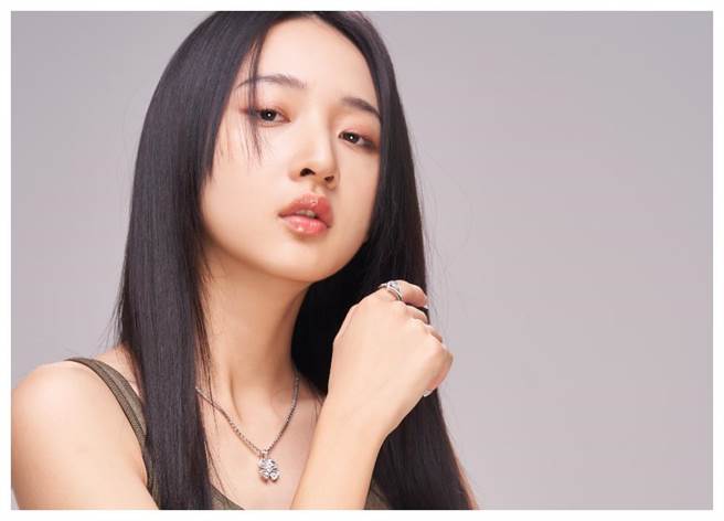 李沐演技大喷发，全靠想像自己是「纳美人」，融入角色当中，佩戴宝格丽（BVLGARI）Fiorever系列花朵风珠宝，洋溢青春甜美的气息。（JOJ PHOTO摄，服装提供／FENDI）
