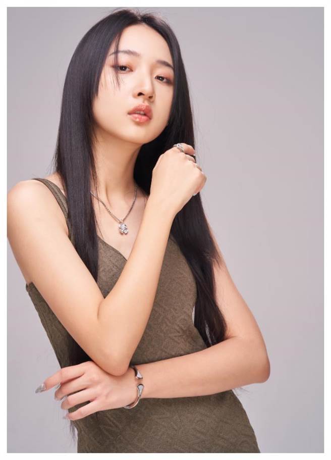 李沐演技大喷发，全靠想像自己是「纳美人」，融入角色当中，佩戴宝格丽（BVLGARI）Fiorever系列花朵风珠宝，洋溢青春甜美的气息。（JOJ PHOTO摄，服装提供／FENDI）