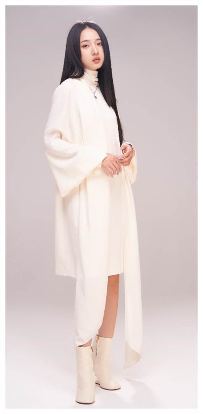 年仅25岁的李沐作品不多，但表现十分亮眼，不论是诠释叛逆少女或是寂寞都会女子皆十分到位，佩戴宝格丽（BVLGARI）Divas&#8217; Dream系列珠宝，风情万种。（JOJPHOTO摄，服装提供／FENDI）