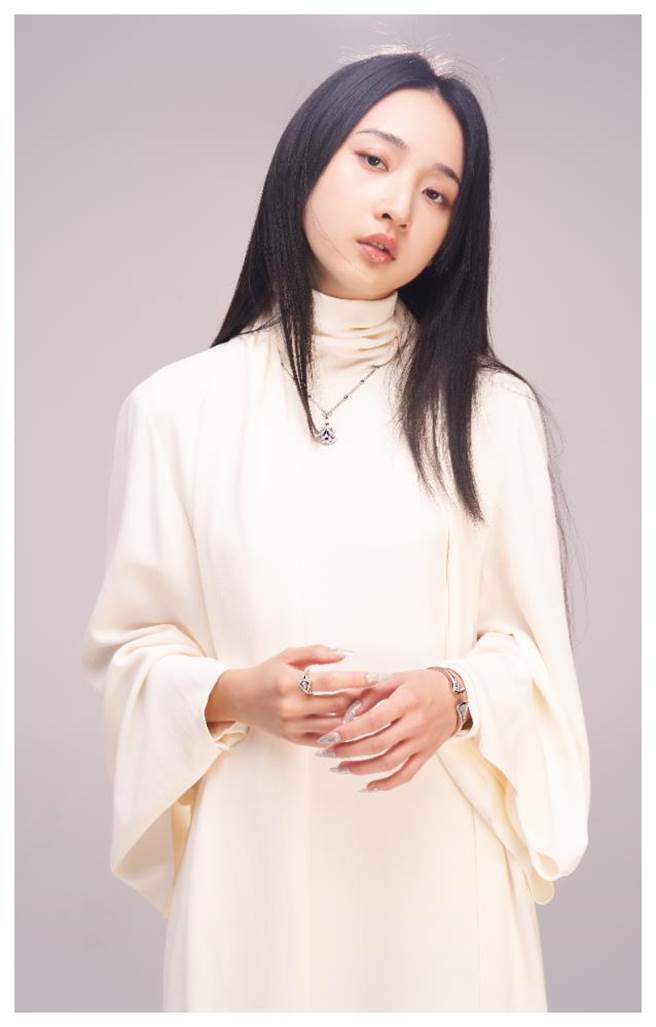 年仅25岁的李沐作品不多，但表现十分亮眼，不论是诠释叛逆少女或是寂寞都会女子皆十分到位，佩戴宝格丽（BVLGARI）Divas&#8217; Dream系列珠宝，风情万种。（JOJPHOTO摄，服装提供／FENDI）