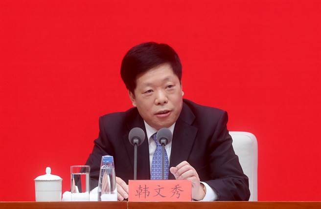 中共中央《瞭望》新闻周刊2022年第1期，刊发中央财经委员会办公室分管日常工作的副主任韩文秀撰文称，各地区各部门都要担负起稳定宏观经济的责任，这不仅是经济问题，更是政治问题。（中新社）