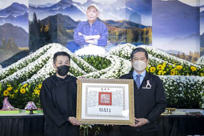 文化部長李永得（右）代表頒贈總統褒揚令，由曾仲影之長子曾英峰代表受贈。（文化部提供）