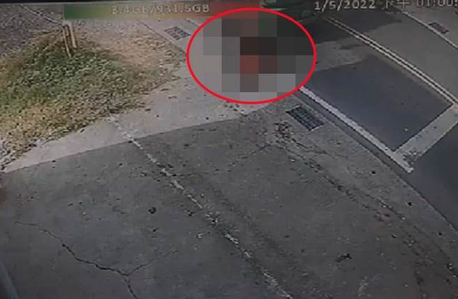 高雄2名婦人機車雙載突然側倒，一旁曳引車瞬間輾過，兩人可說毫無閃躲機會。（翻攝畫面）