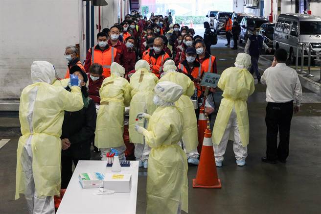 桃園機場群聚案5日再增1女清潔工染疫，累積5人確診。（圖為桃園機場採檢照，陳麒全攝）