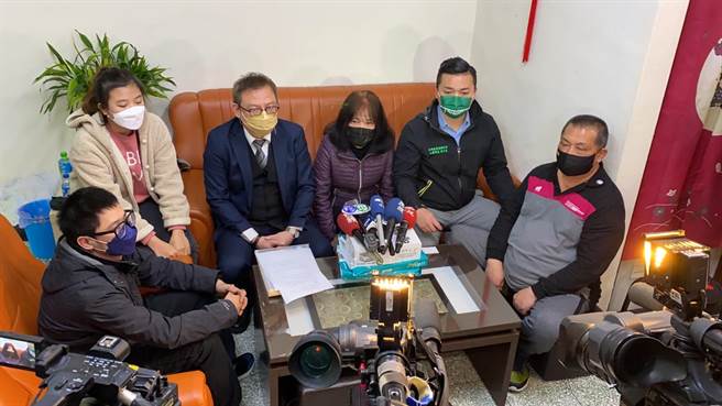 50岁华姓妇人（紫外套者）在三峡二阄里长陈孝皇办公室召开记者会，预备对三峡恩主公医院提出民刑事告诉。（陈孝皇提供）