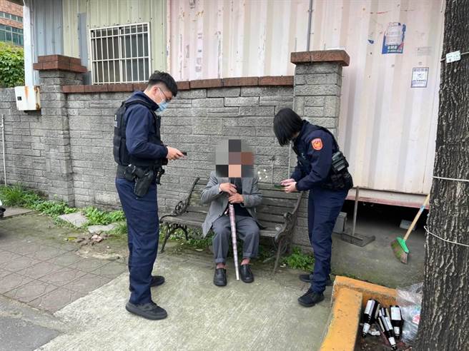 日前有名居住在龜山區的老翁，在蘆竹迷路，警方與龜山里長攜手關懷。（桃園市蘆竹警分局提供／陳夢茹桃園傳真）