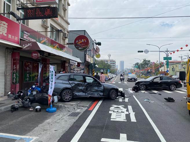 永康区崑大路今天下午发生2辆自小客车碰撞的车祸事故。(民眾提供／曹婷婷台南传真)