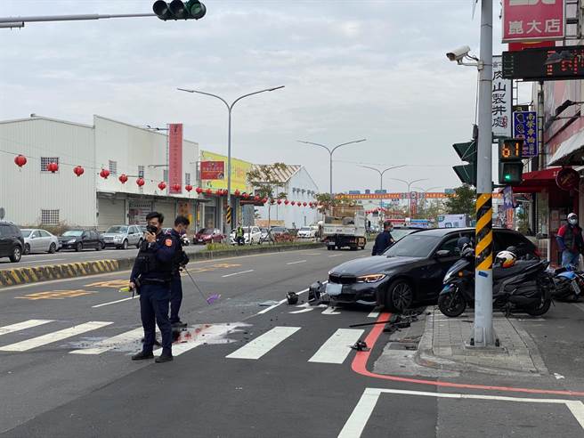 永康区崑大路今天下午发生2辆自小客车碰撞的车祸事故。(民眾提供／曹婷婷台南传真)