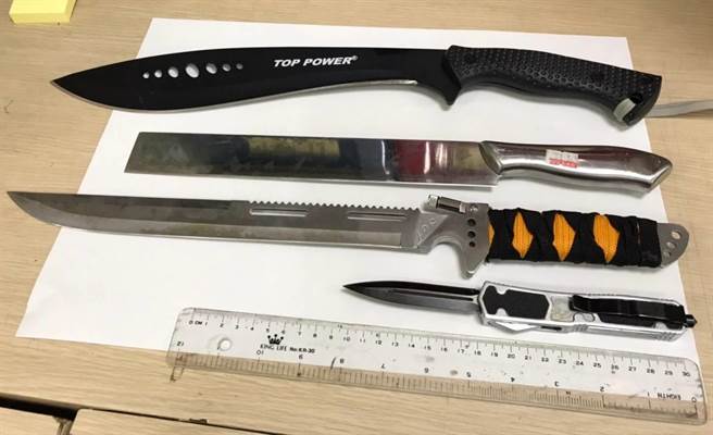 警方查獲開山刀、西瓜刀共4把。（警方提供）