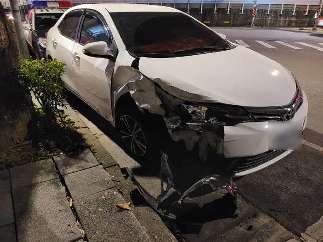 邱男拒檢撞上路邊車輛。（警方提供）