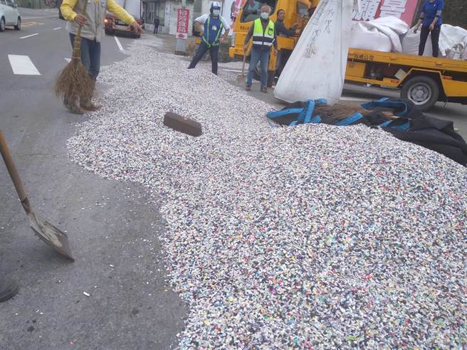 大量的塑膠半成品掉滿地。（翻攝照片／李京昇苗栗傳真）