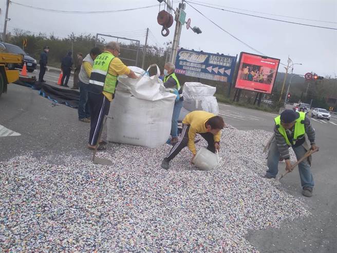 警察、義消和當地居民動員起來，足足清2個多小時才完成。（翻攝照片／李京昇苗栗傳真）