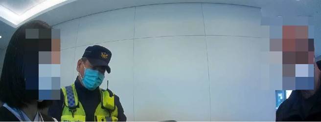 桃园市八德区3日有银行行员与警方联手，阻止一起新台币30万元的网路投资诈骗案。（桃园市八德警分局提供／陈梦茹桃园传真）