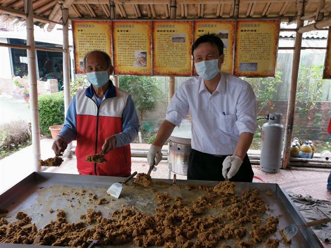 台南市佳里区延平社区煮糖、炒糖体验是参访游客最爱。（刘秀芬摄）