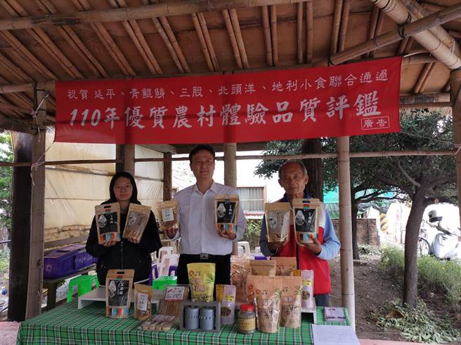 台南市农业局辅导延平社区为产品设计新包装，提升产品附加价值。（刘秀芬摄）