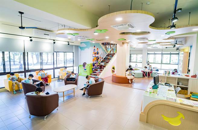 屏县府于校园打造学校社区共读站，获得满意度94.6％的高度评价。（林和生摄）