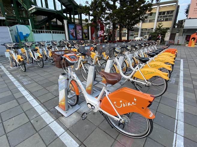 嘉義火車站前YouBike 2.0公共自行車是最多人借車的熱點。（廖素慧攝）