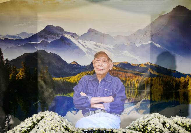 资深导演曾仲影今在板桥殡仪馆举行告别式。（罗永铭摄）