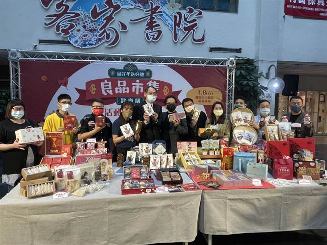 劳动力发展署办良品市集邀民眾採购年节礼品。(吕筱蝉摄)