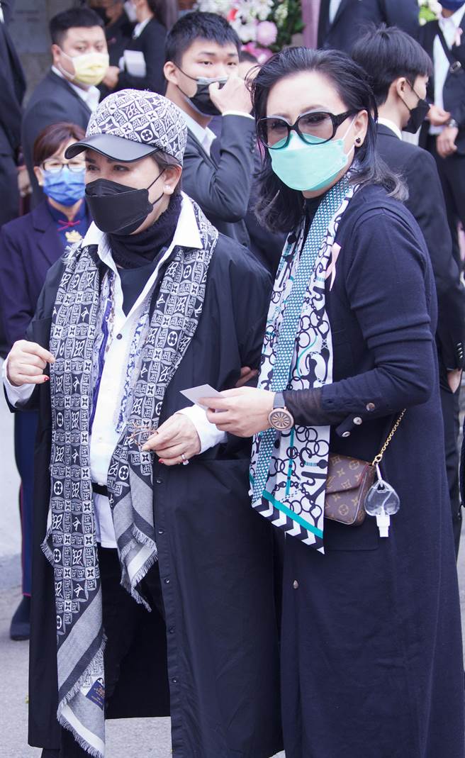 杨丽花（左）、陈亚兰一起到场送友人最后一程。（罗永铭摄）