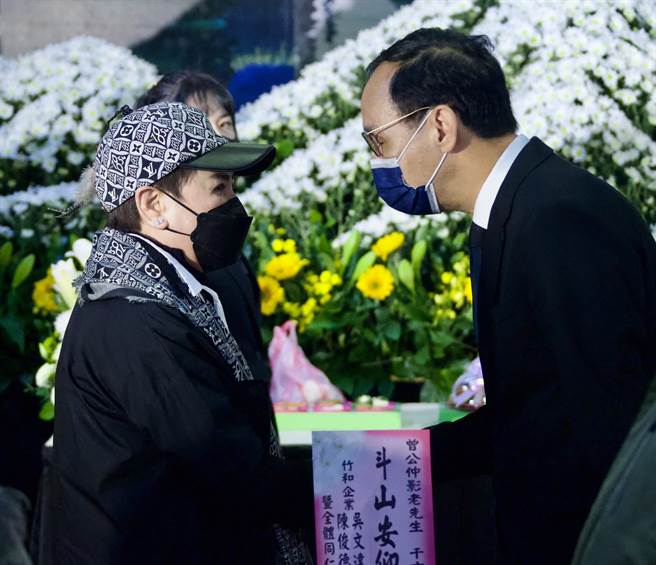 国民党主席朱立伦（右）慰问杨丽花。（罗永铭摄）