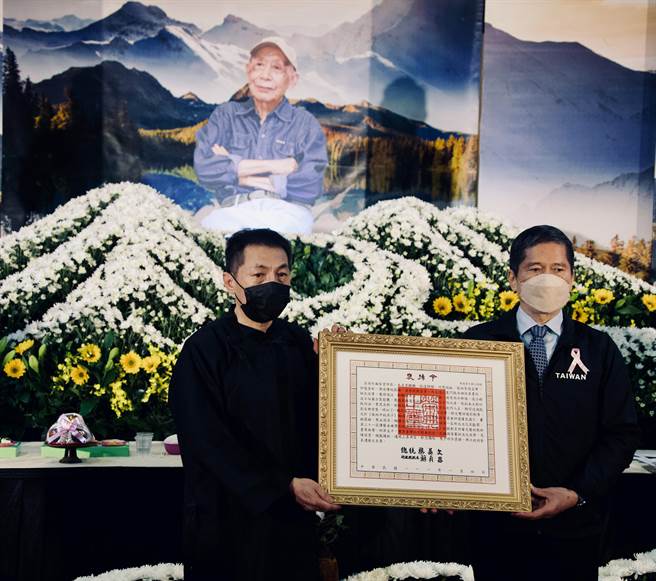 文化部部长李永得（右）代表颁赠总统褒扬令，曾仲影长子曾英峰代表受赠。（罗永铭摄）