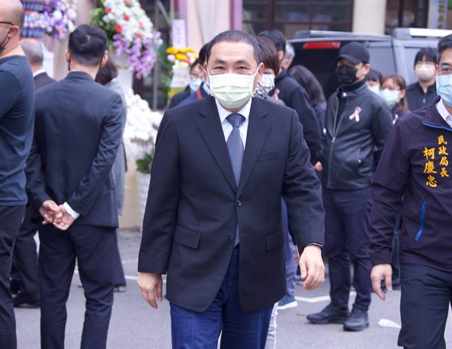 新北市市长侯友宜到场致哀。（罗永铭摄）