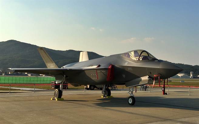 1架韓國空軍的F-35A戰機因電子問題，導致起落架故障後，駕駛被迫以機腹著地迫降，圖為韓國空軍F-35A戰機的資料照。（達志影像/Shutterstock）
