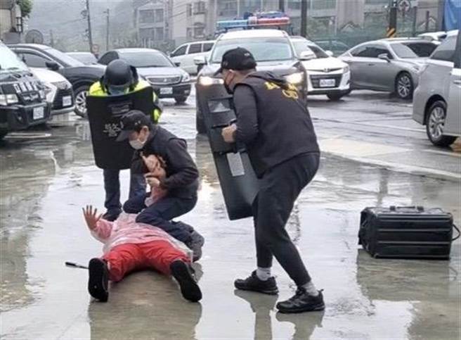 基市警第二分局為避免類似搶案發生，實施防搶及攔截圍捕演練。（基隆市警局提供／陳彩玲基隆傳真）