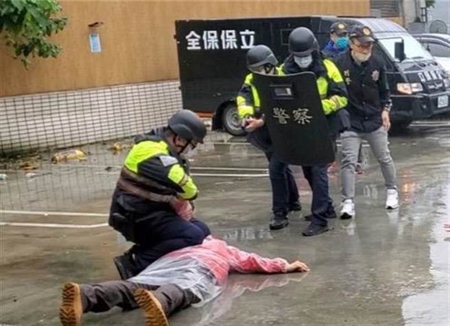 基市警第二分局為避免類似搶案發生，實施防搶及攔截圍捕演練。（基隆市警局提供／陳彩玲基隆傳真）