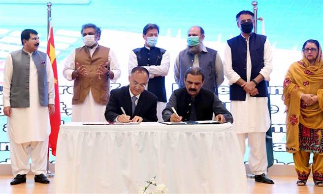 大陆「一带一路」工程约有35%在建设过程中遭遇瓶颈，包括贪腐丑闻、劳工经验不足或违规、环境问题与公眾抗议。图为大陆与巴国在巴基斯坦瓜达尔签署谅解备忘录，陆方在瓜达尔港援建一座海水淡化厂签署执行协议。(图/新华社)