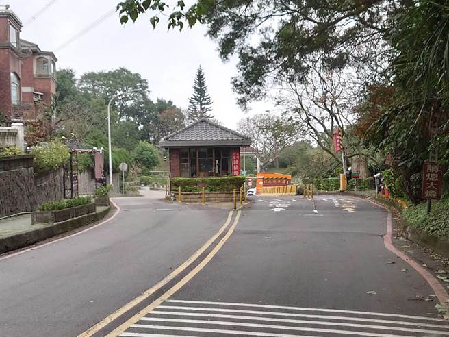 刘男被丢包在住处社区外路边。（民眾提供）