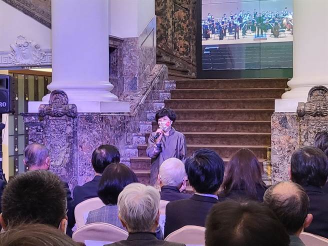 台中国家歌剧院艺术总监邱瑗表示，她在1986年留学刚回国时，杜黑就大胆地录用她，找她当歌剧、音乐剧的导演，是愿意给年轻人机会的前辈，深深影响她。（李欣恬摄）