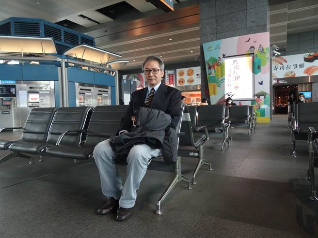 中華民國防疫學會理事長王任賢建議中央流行疫情指揮中心讓每個入境旅客預防性投以抗病毒用藥，可有效阻絕已早期感染者病毒快速複製進而傳染給更多人。（馮惠宜攝）