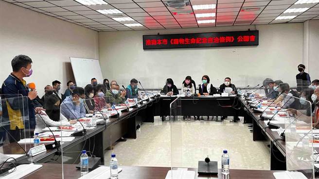 高市议员李雅慧今（5）日在高雄市议会，邀集高市议员黄秋媖等议员及高雄市政府相关局处与宠物殡葬业者，举行「推动高雄市《宠物生命纪念自治条例》公听会」。（柯宗纬摄）