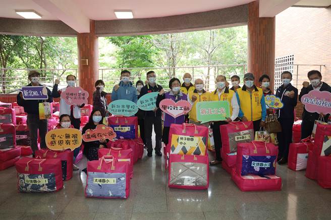 新北学校社工师实物银行募500床暖被助弱势家庭（戴上容摄）