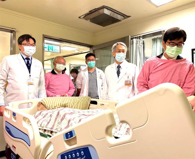 高雄市长陈其迈（右）5日再赴医院关怀慰问林家，允诺将续全力协助照顾伤患及家属。（高雄市社会局提供／林瑞益高雄传真）