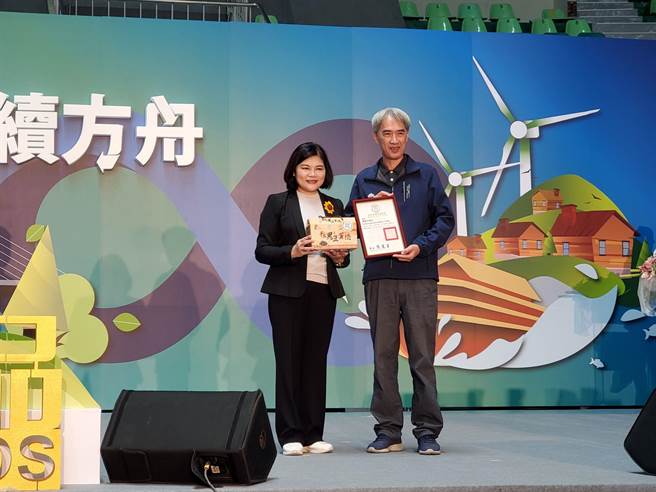 推广种植黑豆的蔡财兴，其所加工生产的黑豆蛋卷也入选云林良品。（周丽兰摄）