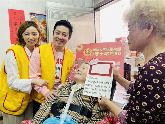 艾成跟王瞳特地到創世台中院服務的個案家中送紅包及蛋糕。（民視提供）