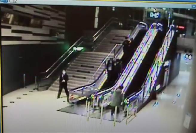 新北市瑞芳警分局追查诈骗集团，昨（4）日晚远赴新竹高铁站，查获诈骗集团车手陈姓男子，当场起出人头帐户存折及赃款1万6千余元，讯后依诈欺罪嫌送办。（影片截图）