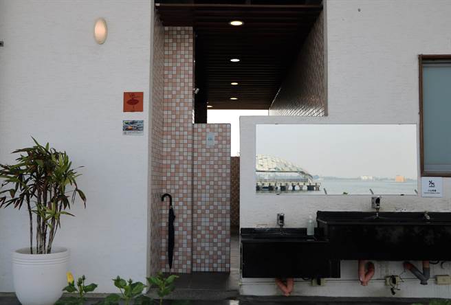 屏东东港大鹏湾因滨湾码头带动人潮后，鹏管处打造智慧公厕，连卫生纸都智能管控，贴心设计令人直呼五星级待遇。（谢佳潾摄）