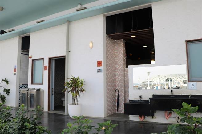 屏东东港大鹏湾因滨湾码头带动人潮后，鹏管处打造智慧公厕，连卫生纸都智能管控，贴心设计令人直呼五星级待遇。（谢佳潾摄）