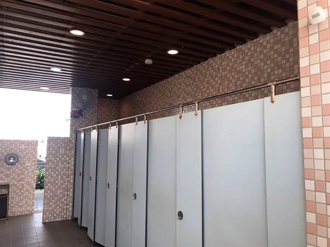 屏东东港大鹏湾因滨湾码头带动人潮后，鹏管处打造智慧公厕，连卫生纸都智能管控，贴心设计令人直呼五星级待遇。（谢佳潾摄）