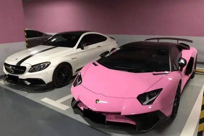 螢光粉塗裝的Lamborghini Aventador為羅志祥近年最有名的超跑。（圖／翻攝自鳳凰網）