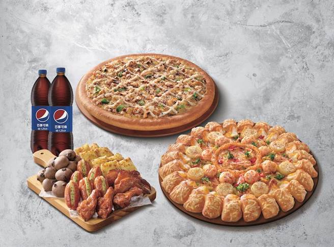 必胜客1399元「一订开运团圆餐」，包含「一圆好运龙虾干贝比萨」搭配三重起司龙卷风饼皮 、经典口味比萨、拼盘、饮料。（必胜客提供）