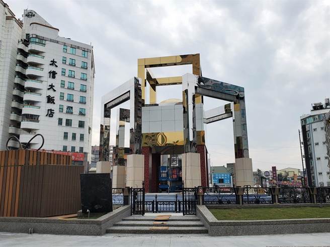 斗六圆环6个钢铁材质的「门」造景锈蚀严重无法清洗，全面更换镜面钢板，目前焕然一新。（周丽兰摄）