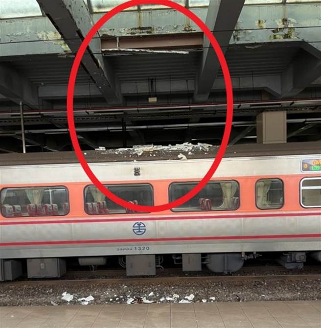 台鐵七堵站鋼樑防火塗層掉落，砸到139次自強號列車，列車因此延誤。（翻攝畫面）