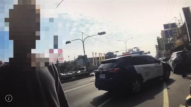 屏東一起行車糾紛，男持球棒痛毆騎士。(警方提供)