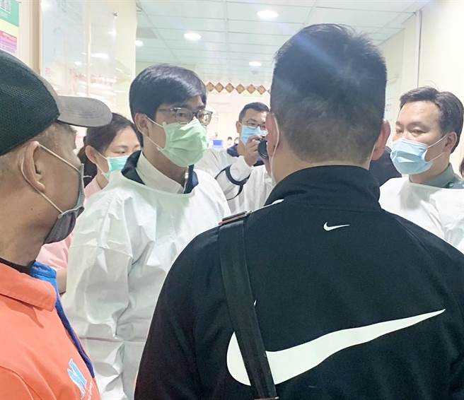 高雄巿长陈其迈探望去年12月执行导护遭撞的凤翔国中梁姓女教师。（教育局提供）