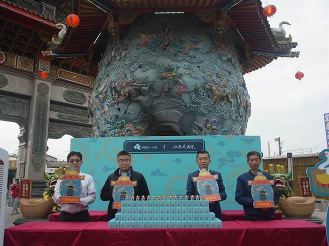云林县北港武德宫与一卡通公司合作，推出「天库立体一卡通」迎新春。（张朝欣摄）